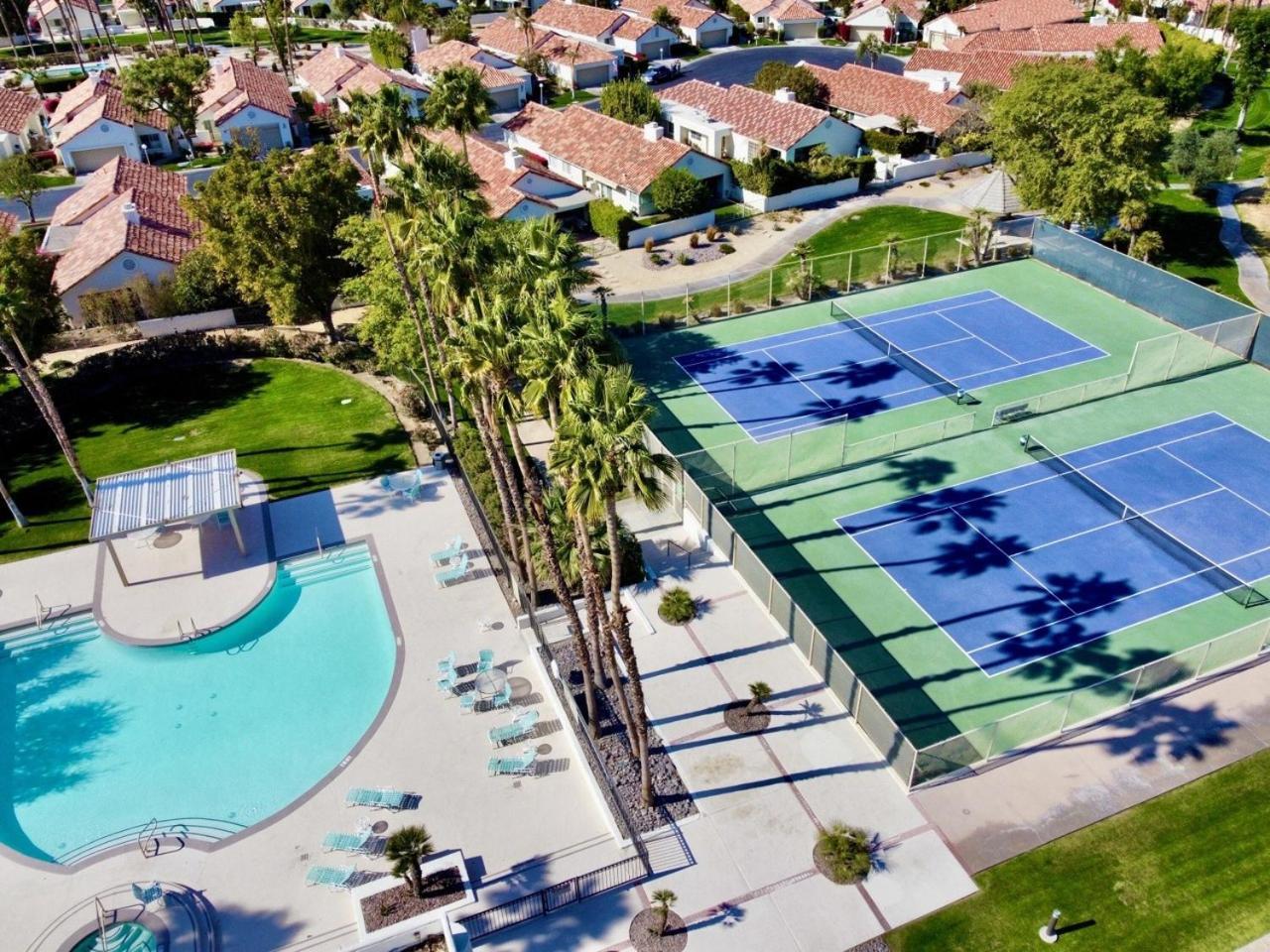 Desert Breezes Resort Palm Desert Bagian luar foto