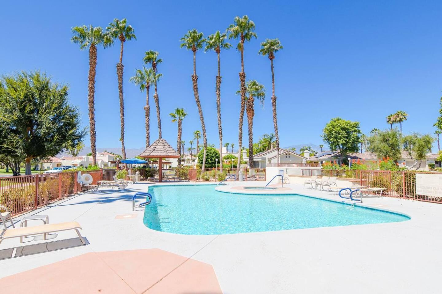 Desert Breezes Resort Palm Desert Bagian luar foto
