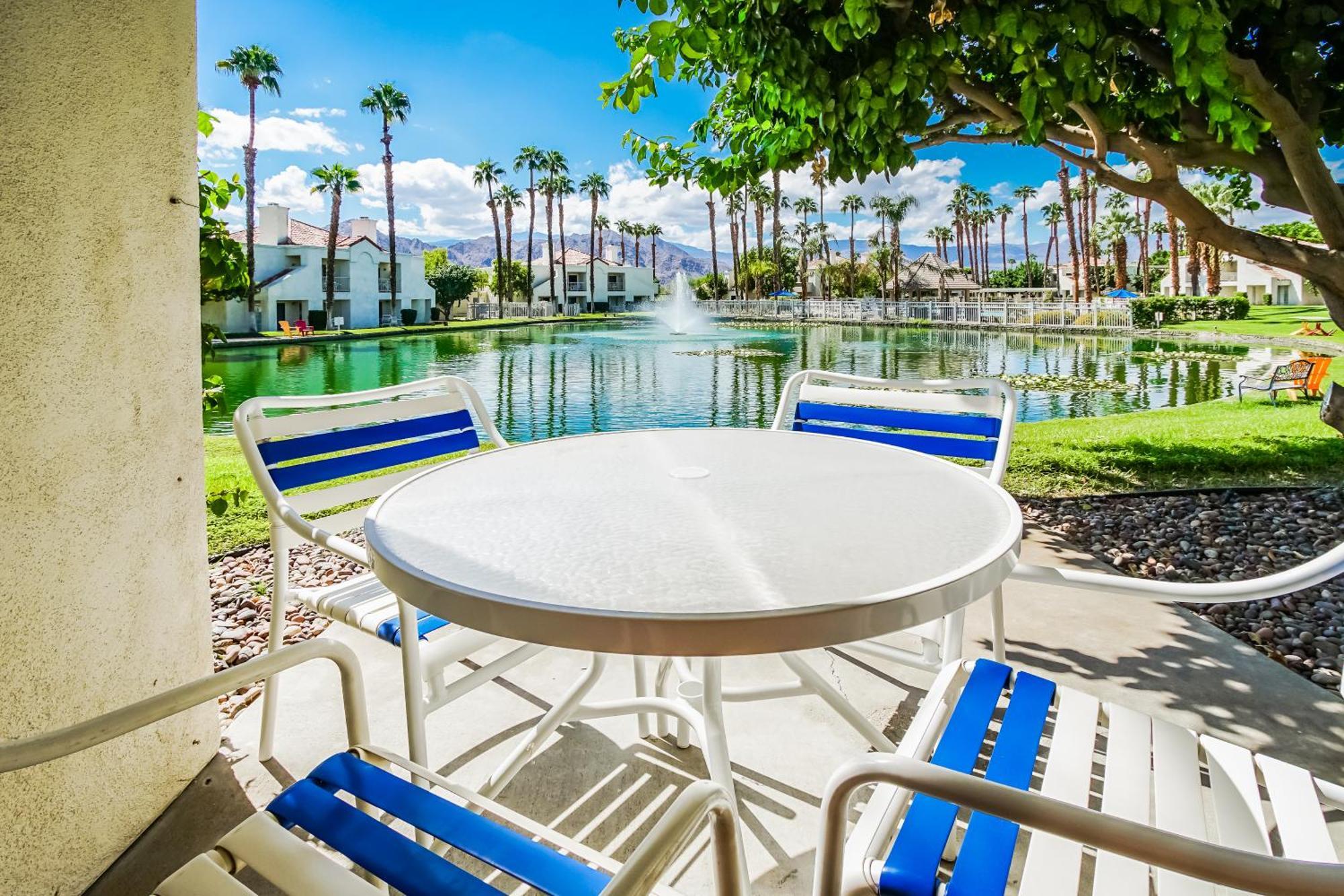 Desert Breezes Resort Palm Desert Bagian luar foto