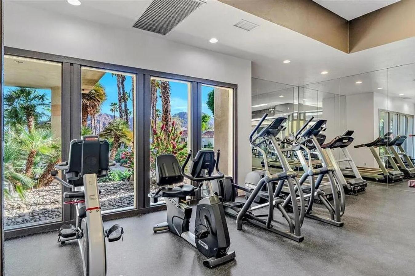 Desert Breezes Resort Palm Desert Bagian luar foto